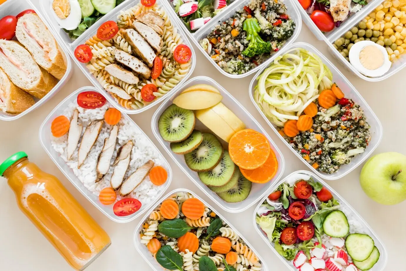 Draufsicht auf eine Auswahl an Speisen mit Getränk.