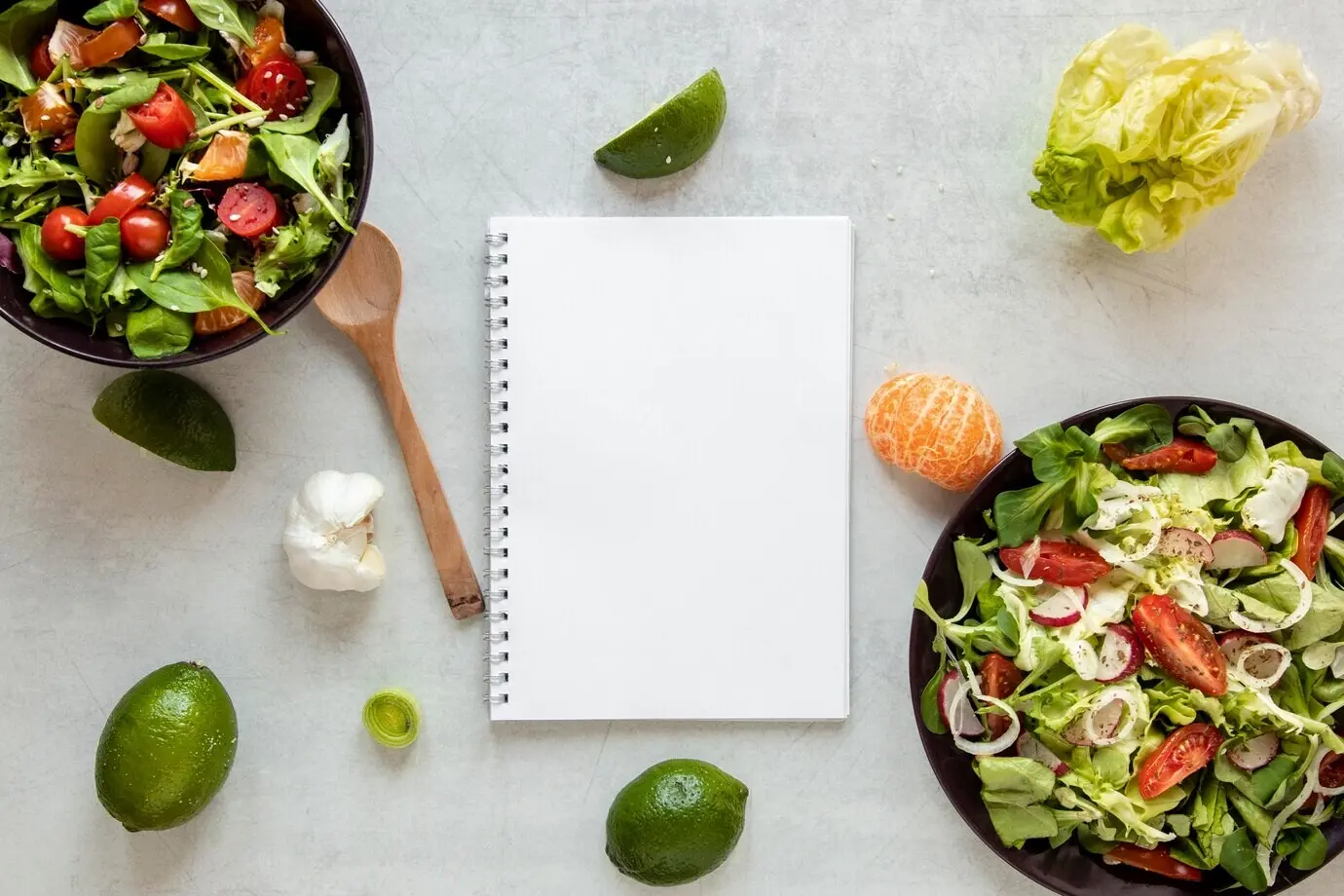 Schüssel mit Salat und Notizbuch